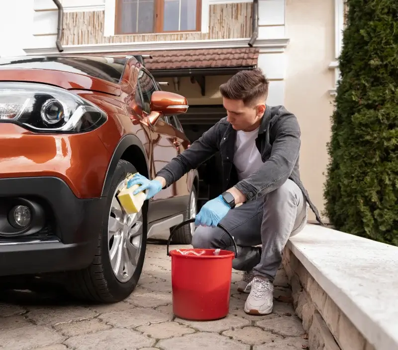 Lavage auto à domicile Ciré-d'Aunis : professionnel intervenant sur un véhicule